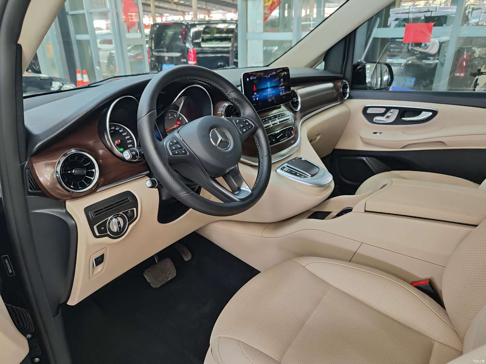 Mercedes-Benz V-Class, 2022 16