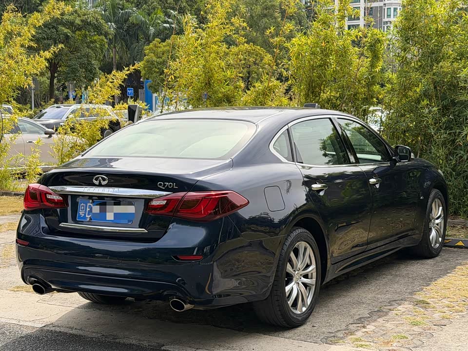Infiniti Q70