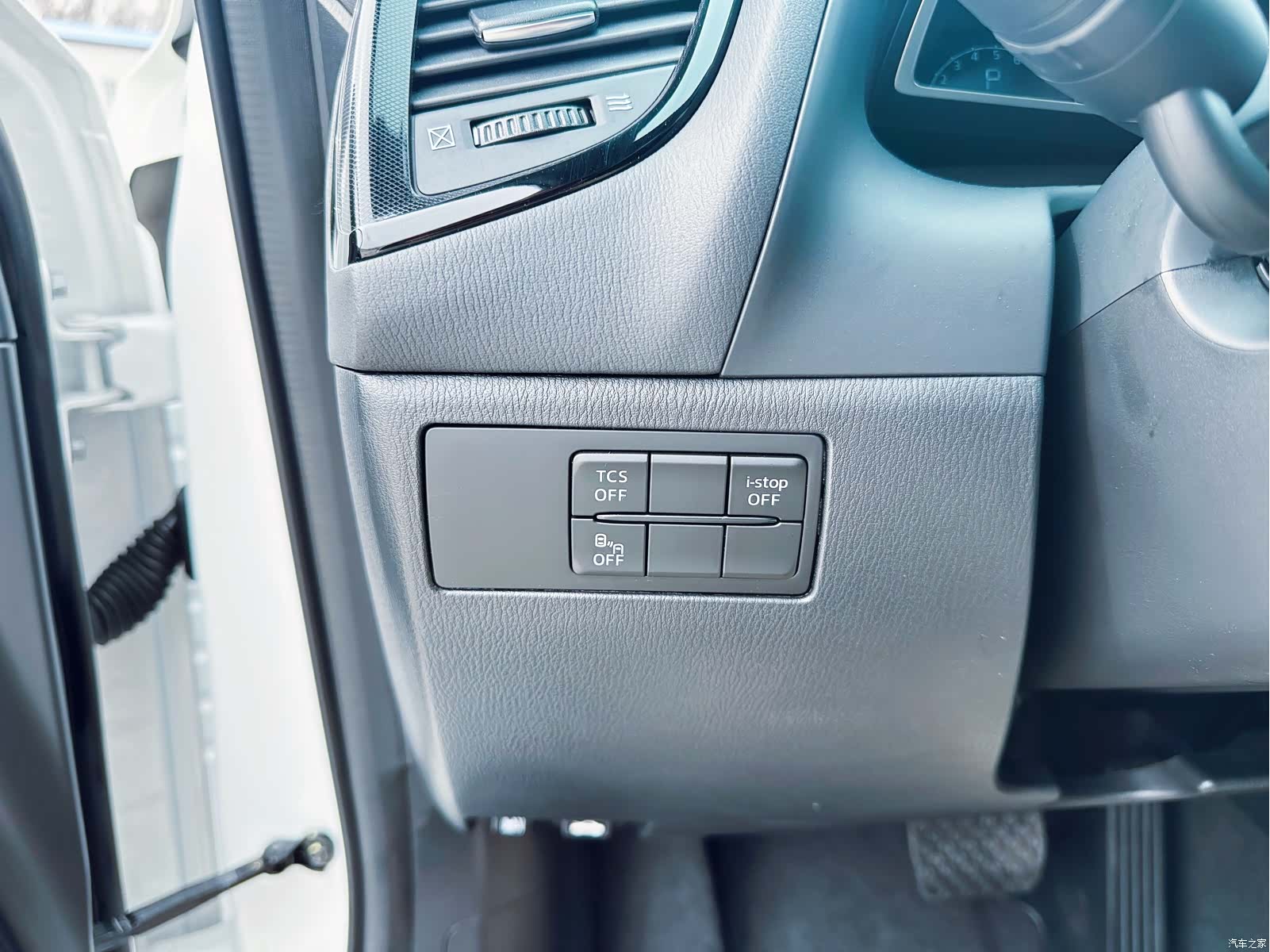 Mazda CX-4, 2023 13