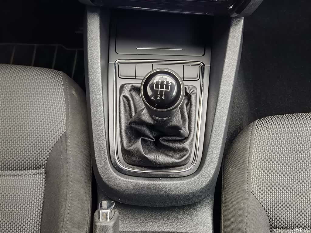 Volkswagen Sagitar, 2016 13