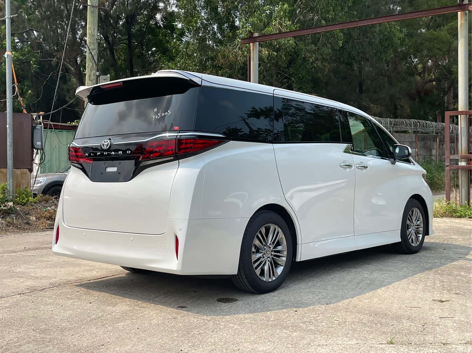 Toyota Alphard, 2025 6