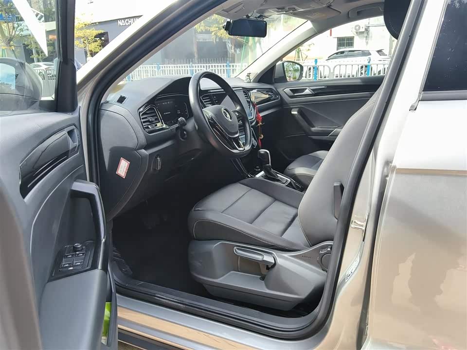 Volkswagen T-ROC exploring Songs