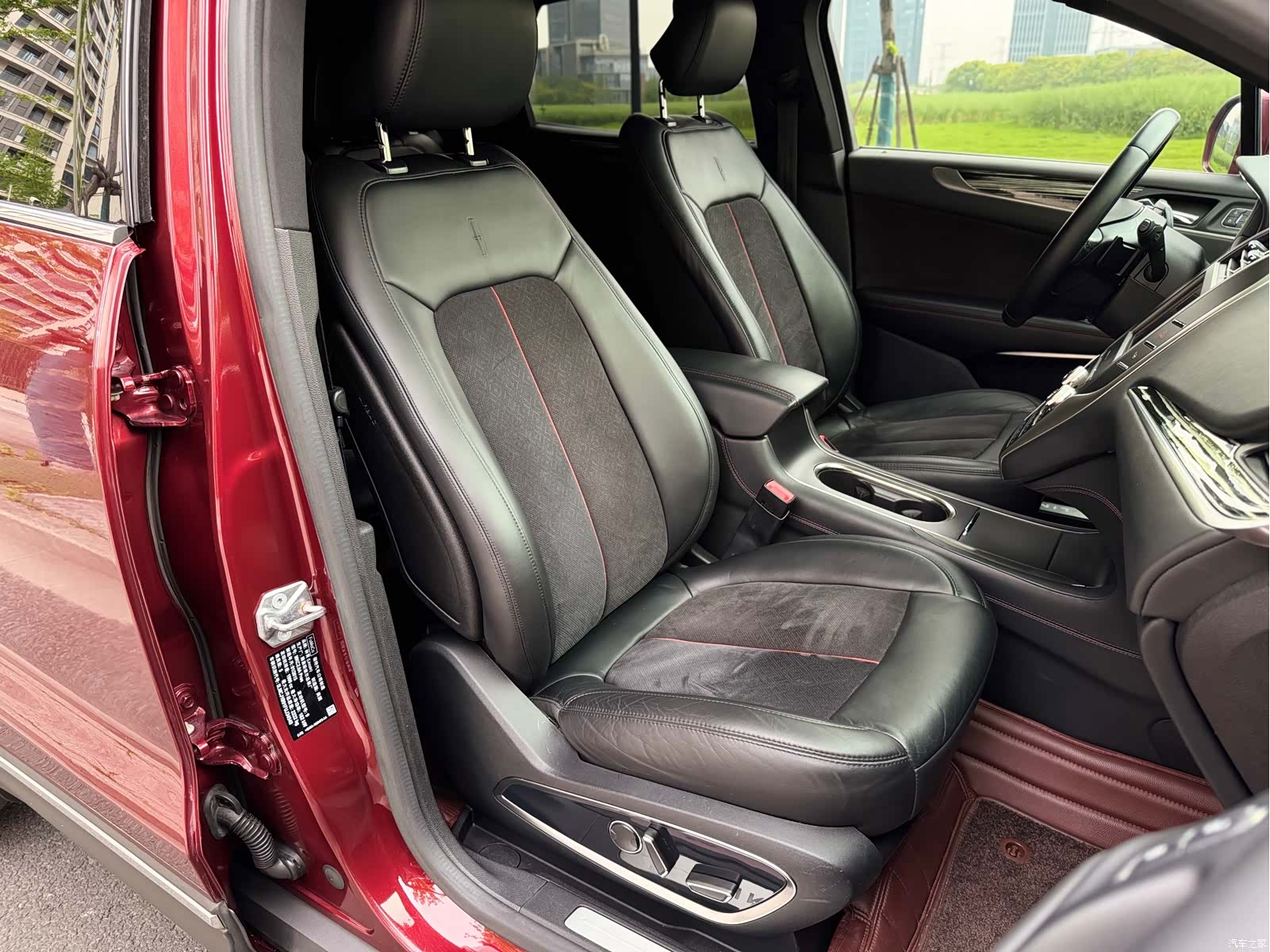 Lincoln MKC, 2015 12