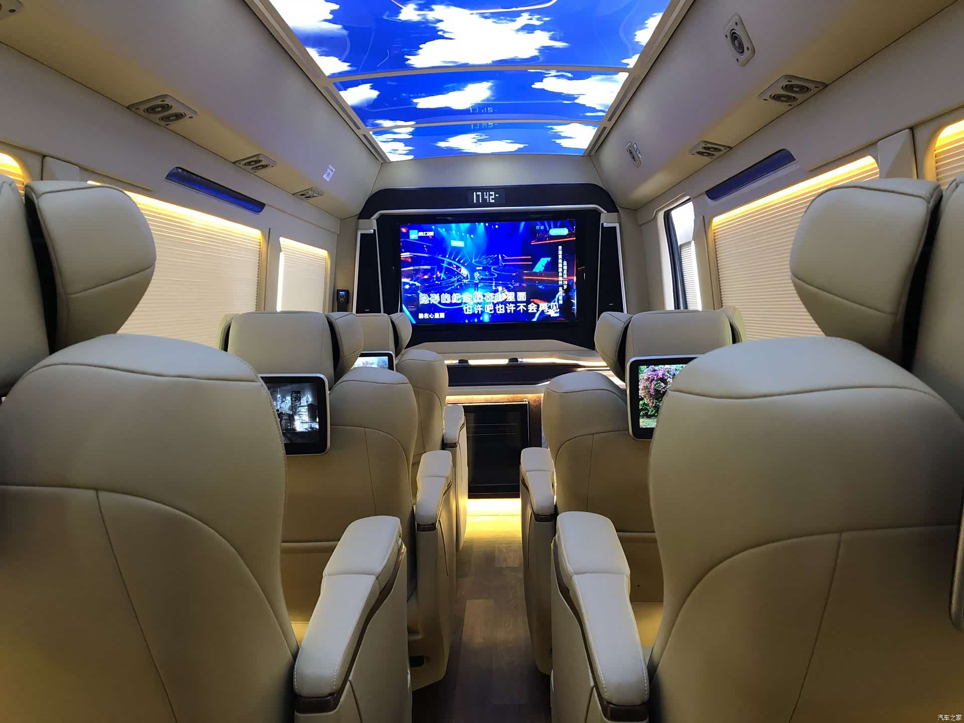Toyota Coaster, 2019 8