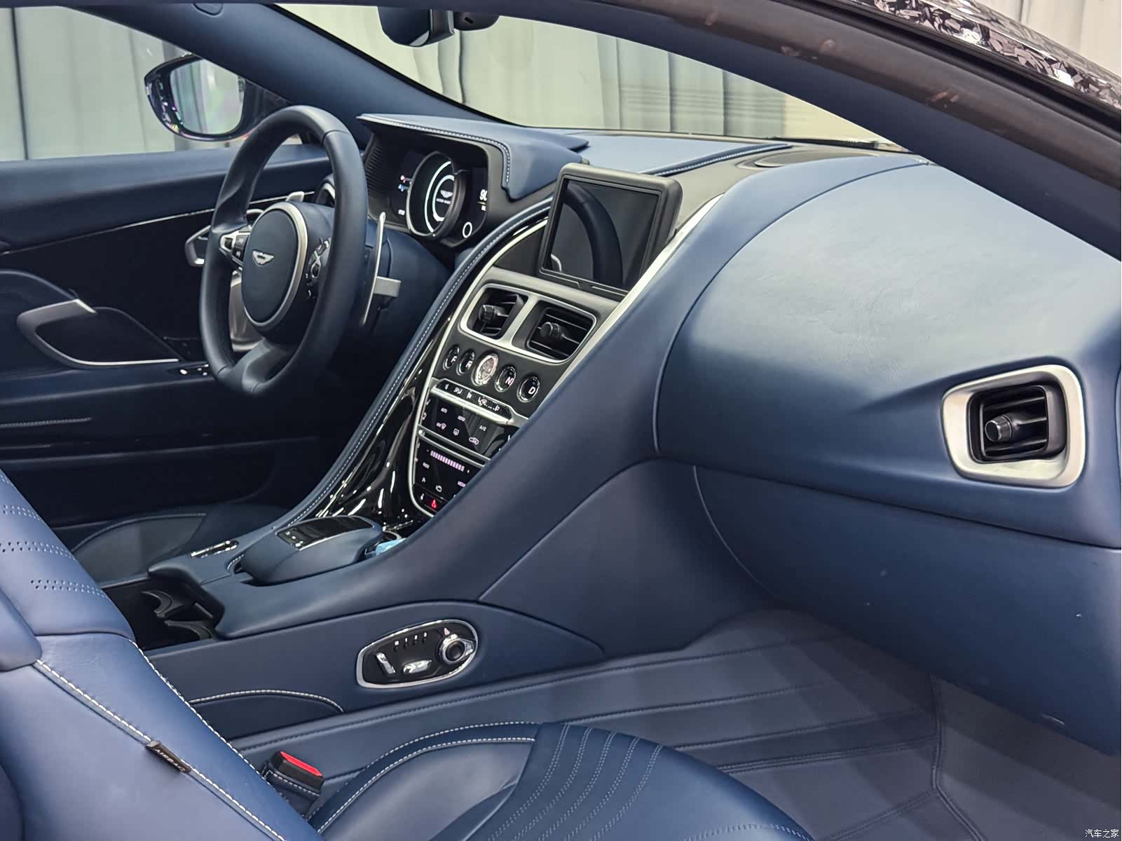 Aston Martin DB11, 2018 6