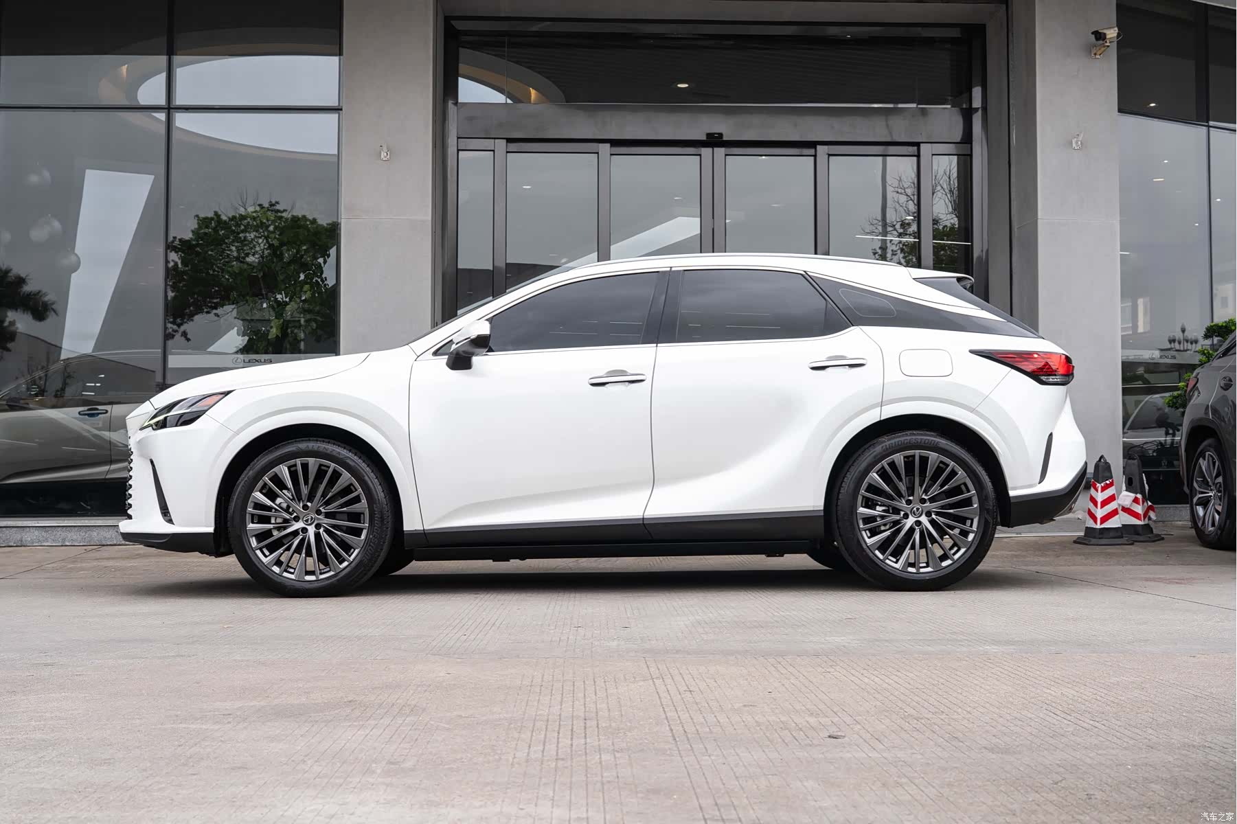 Lexus RX, 2023 4
