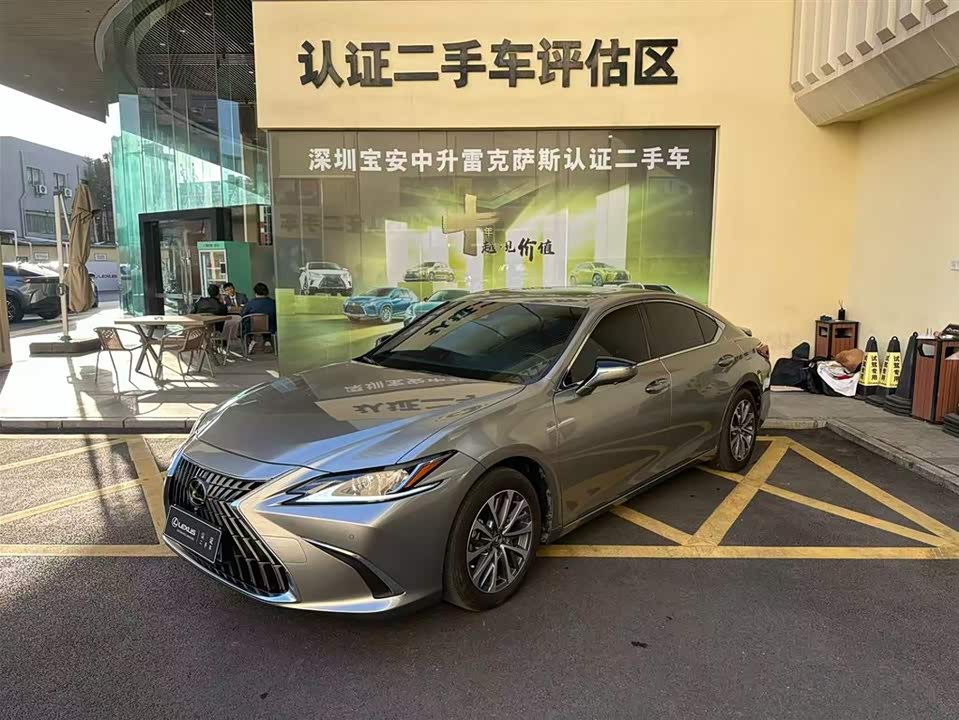 Lexus ES