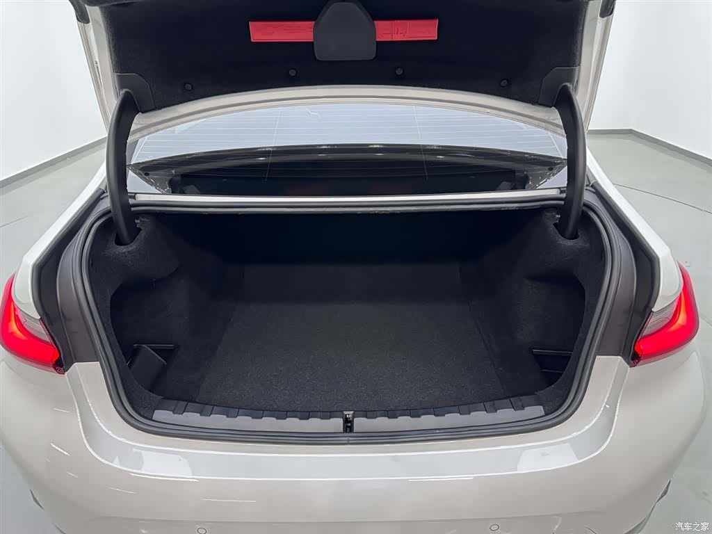 BMW 3 Series, 2024 26