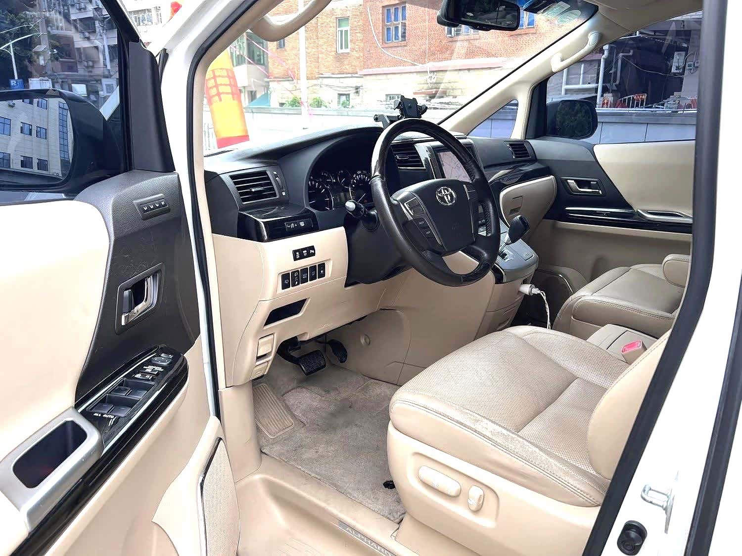 Toyota Alphard, 2012 4