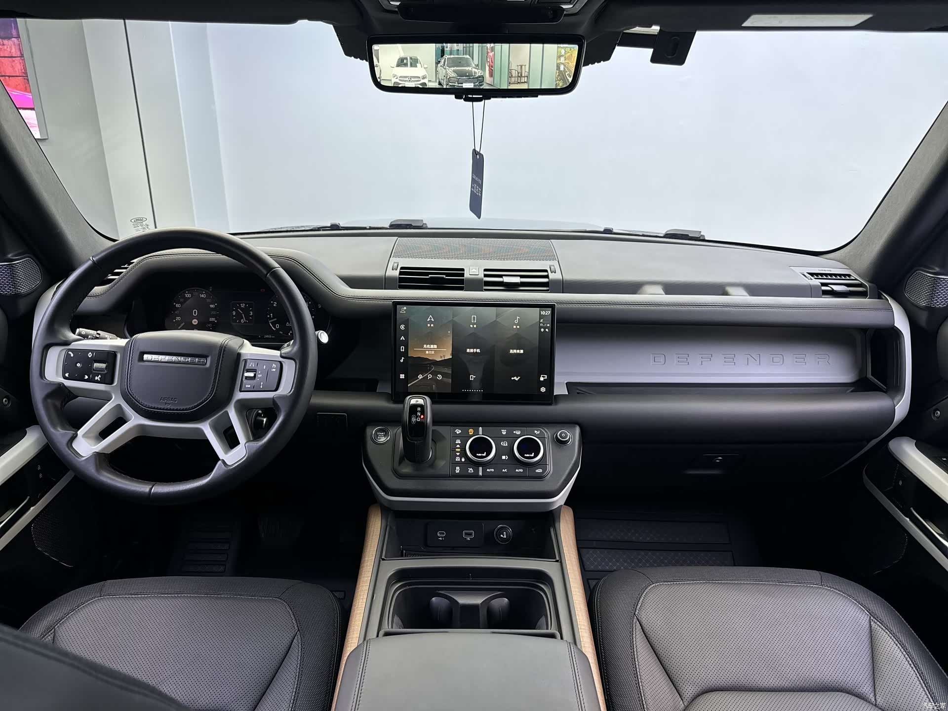 Land Rover Defender, 2023 15