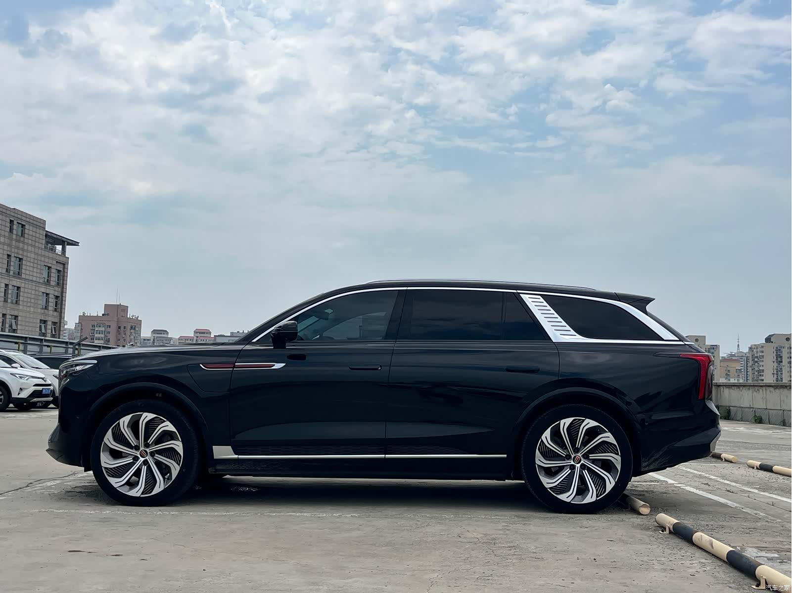 Hongqi E-HS9, 2022 7