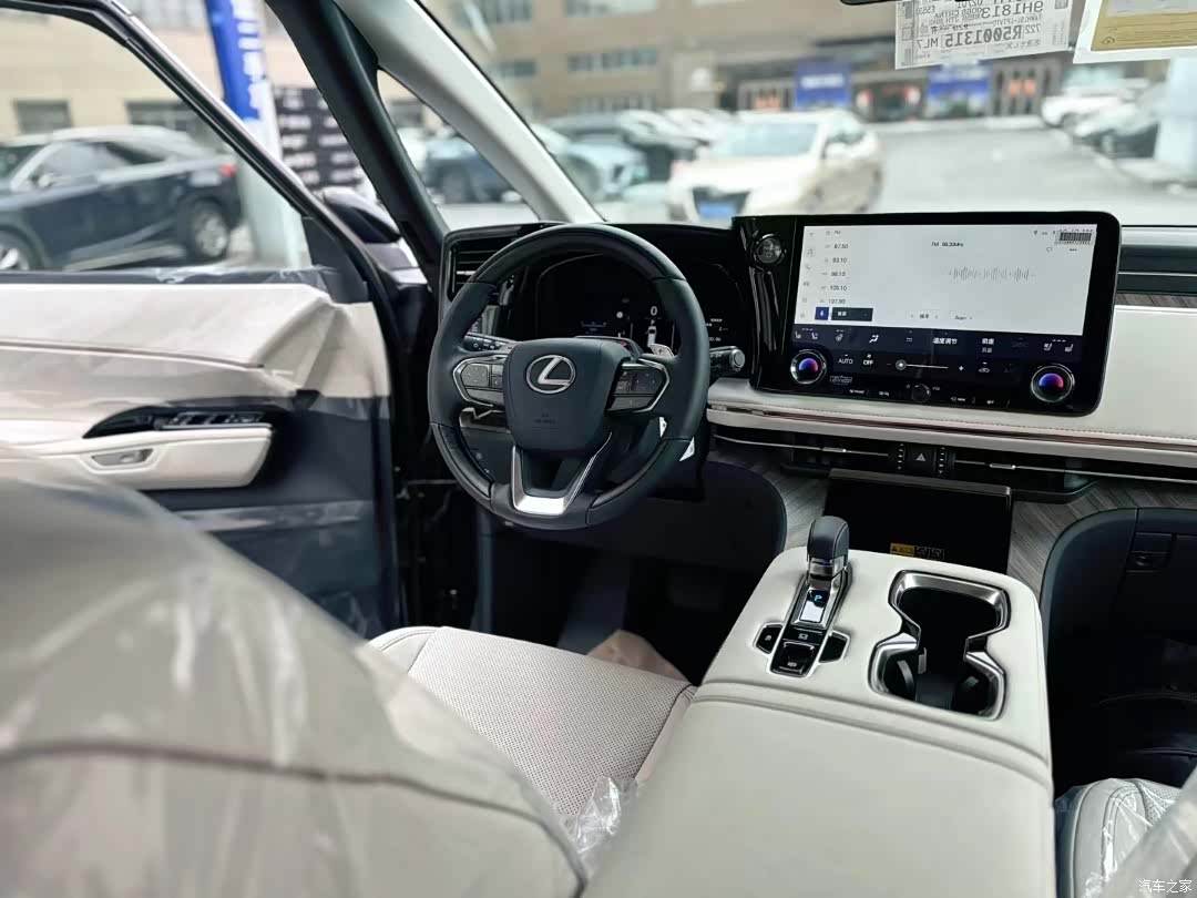 Lexus LM, 2025 11
