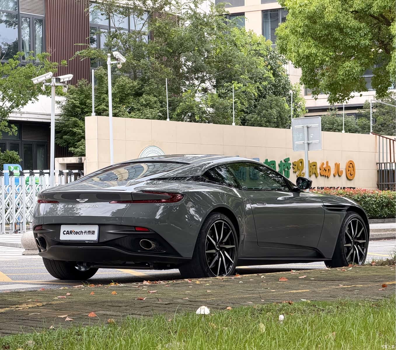 Aston Martin DB11, 2022 все фото