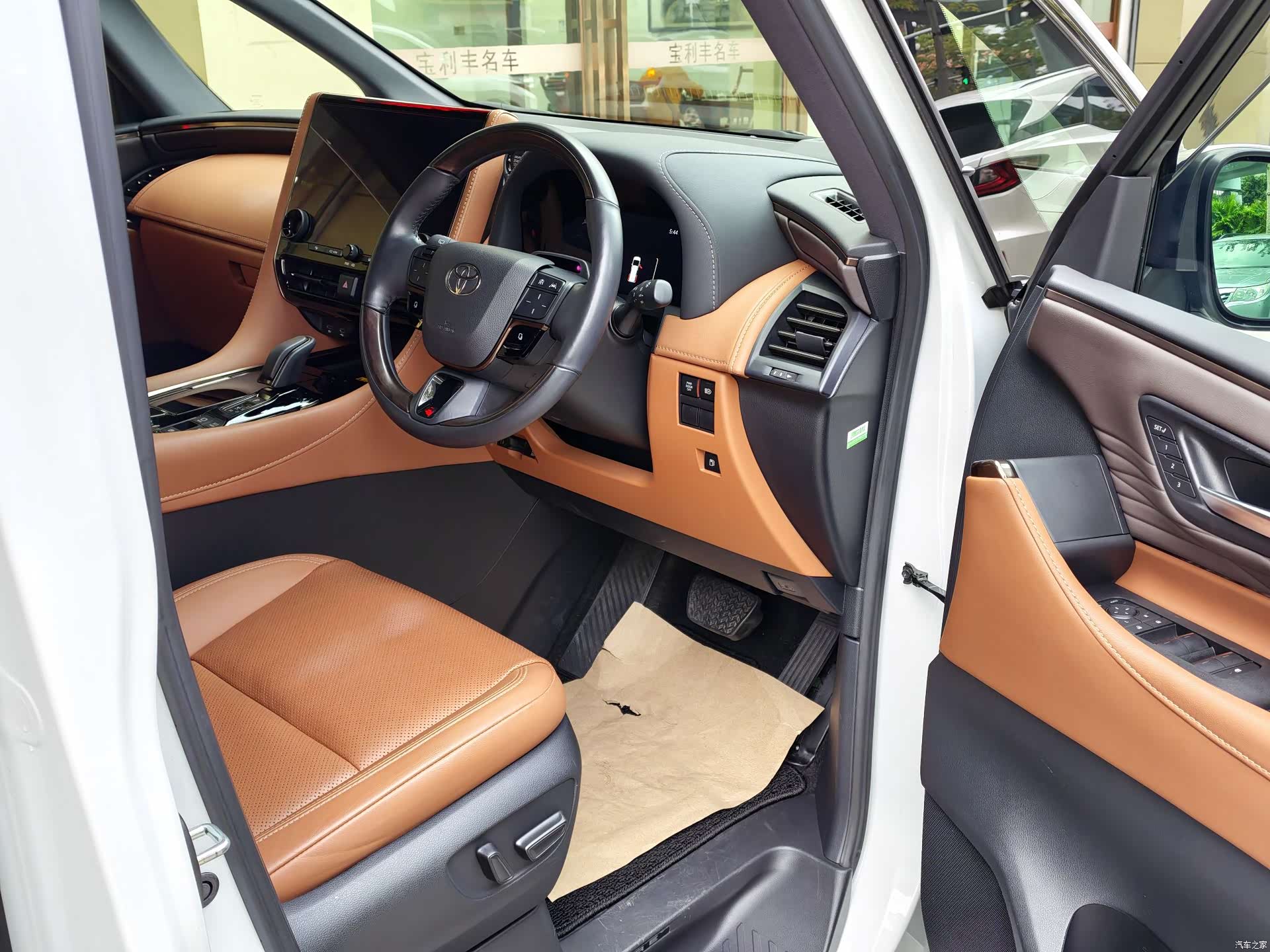 Toyota Vellfire, 2025 10