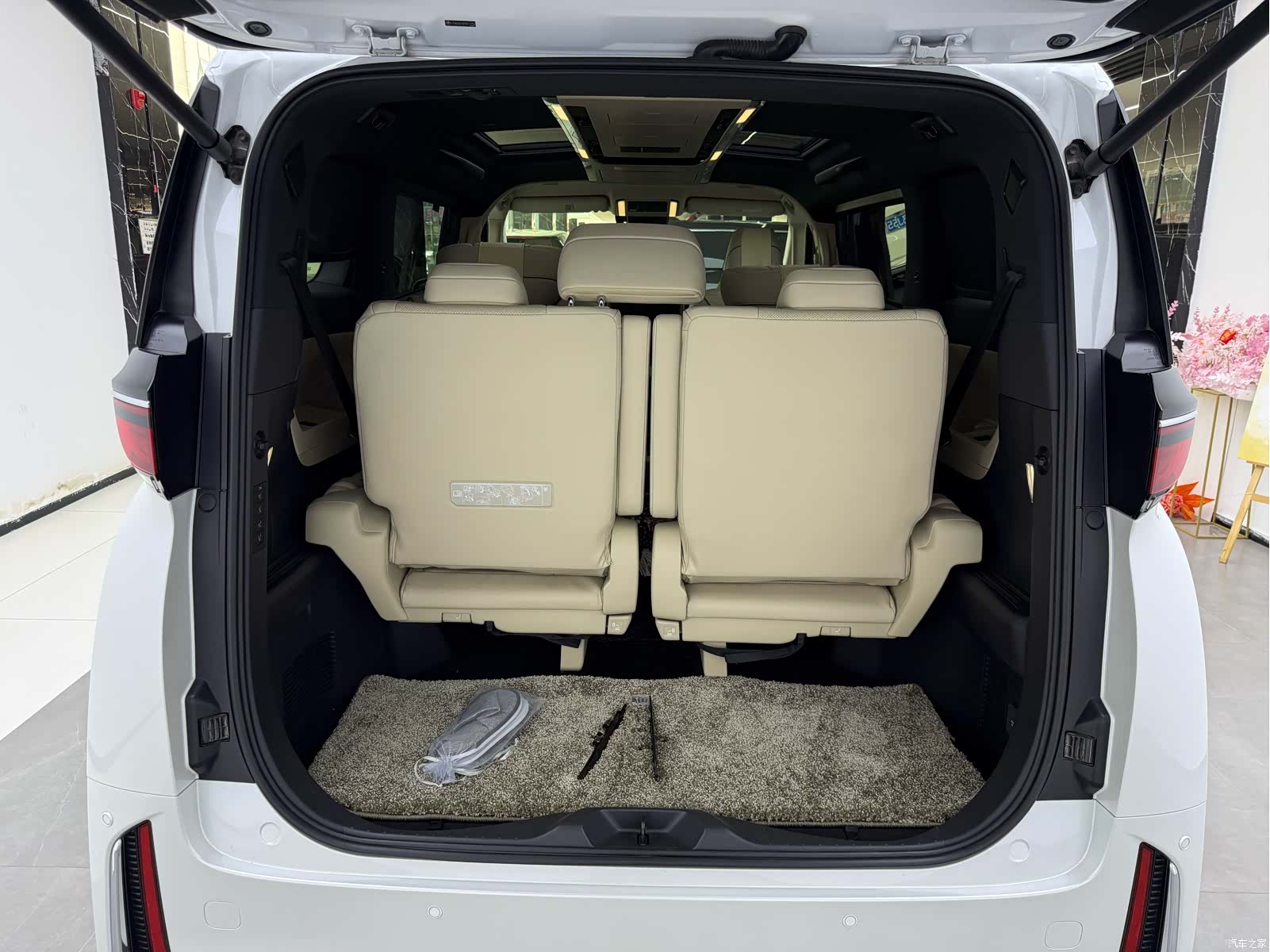 Toyota Vellfire, 2024 13