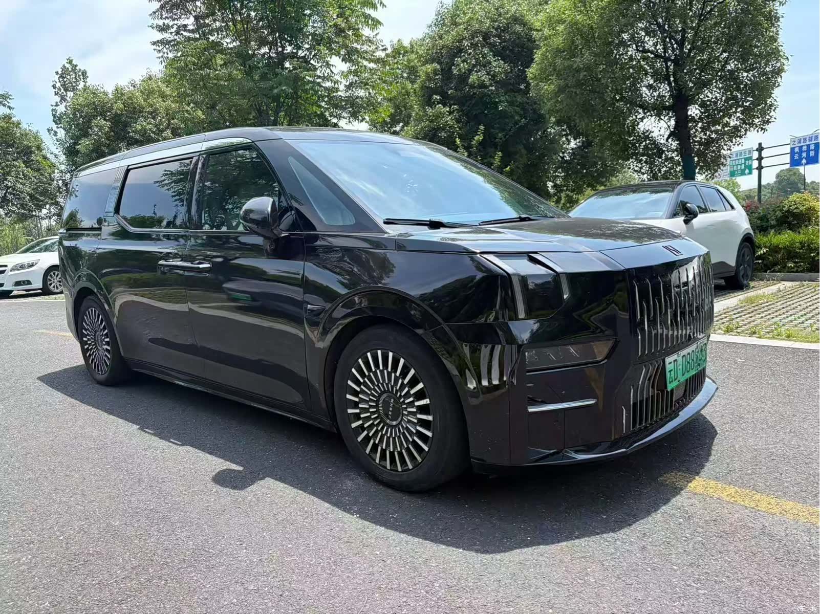 Zeekr 009, 2024 1