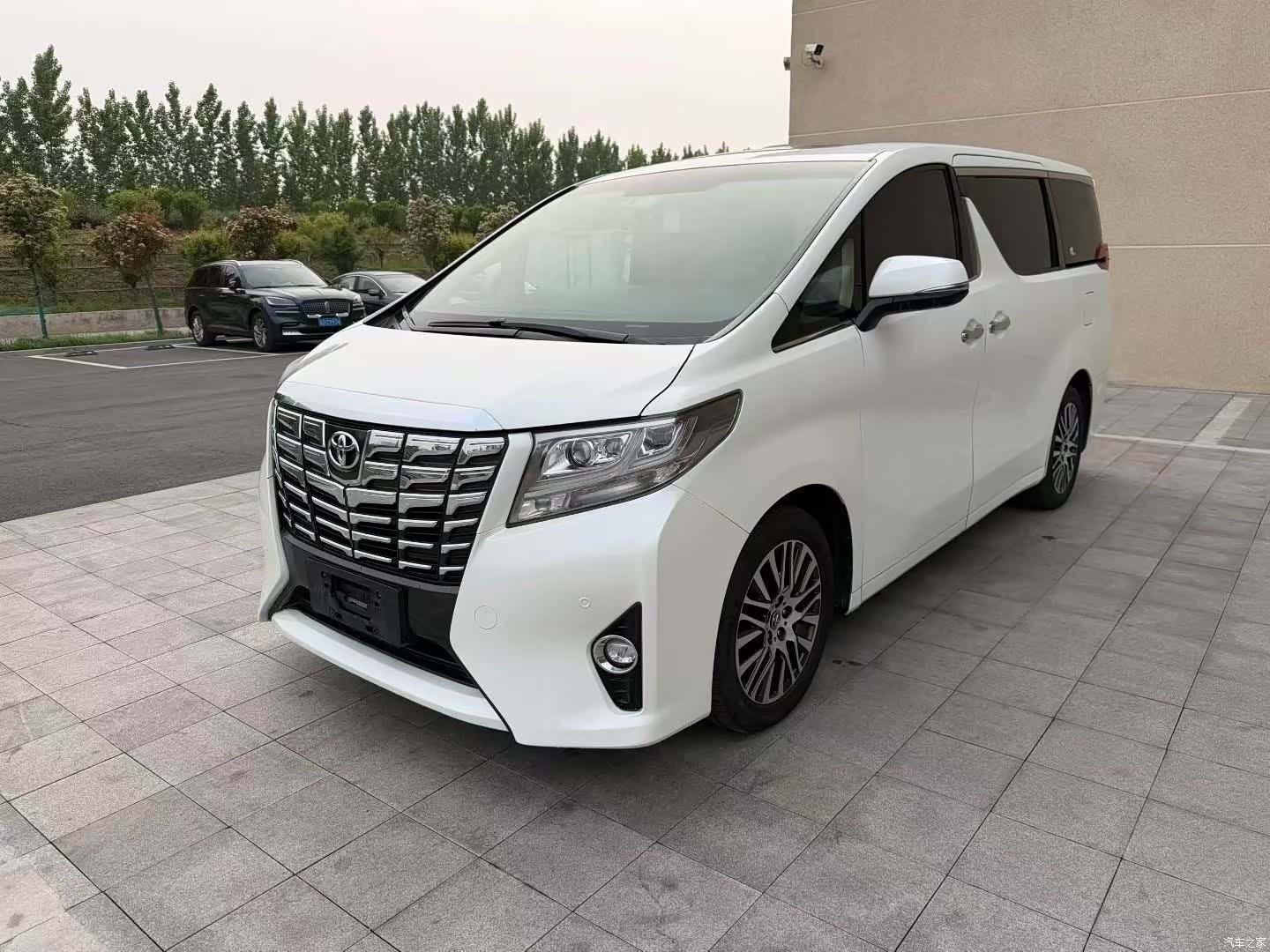 Toyota Alphard, 2016 1