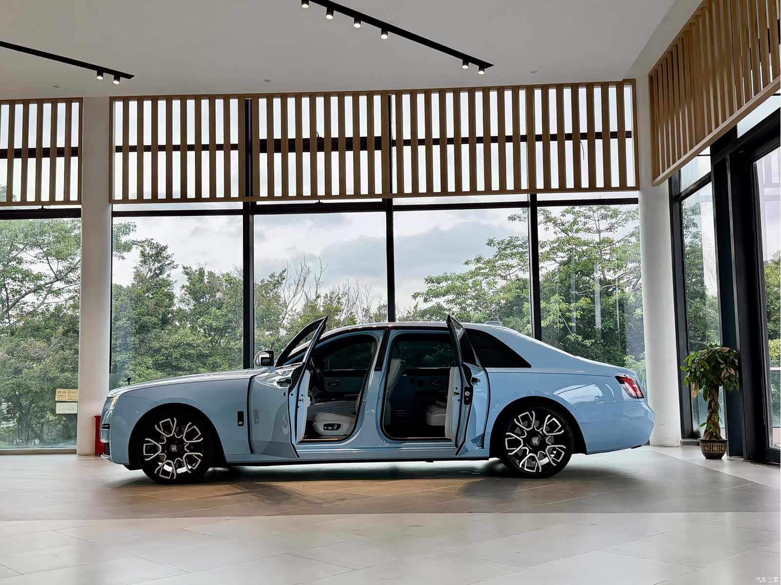 Rolls-Royce Ghost, 2021 все фото