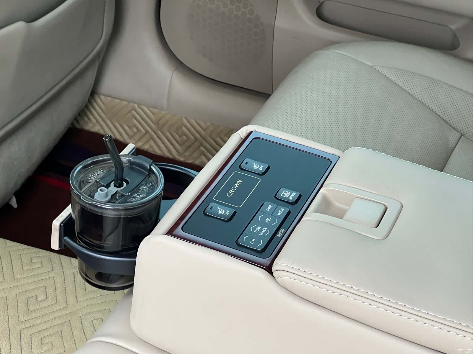 Toyota Crown, 2011 13
