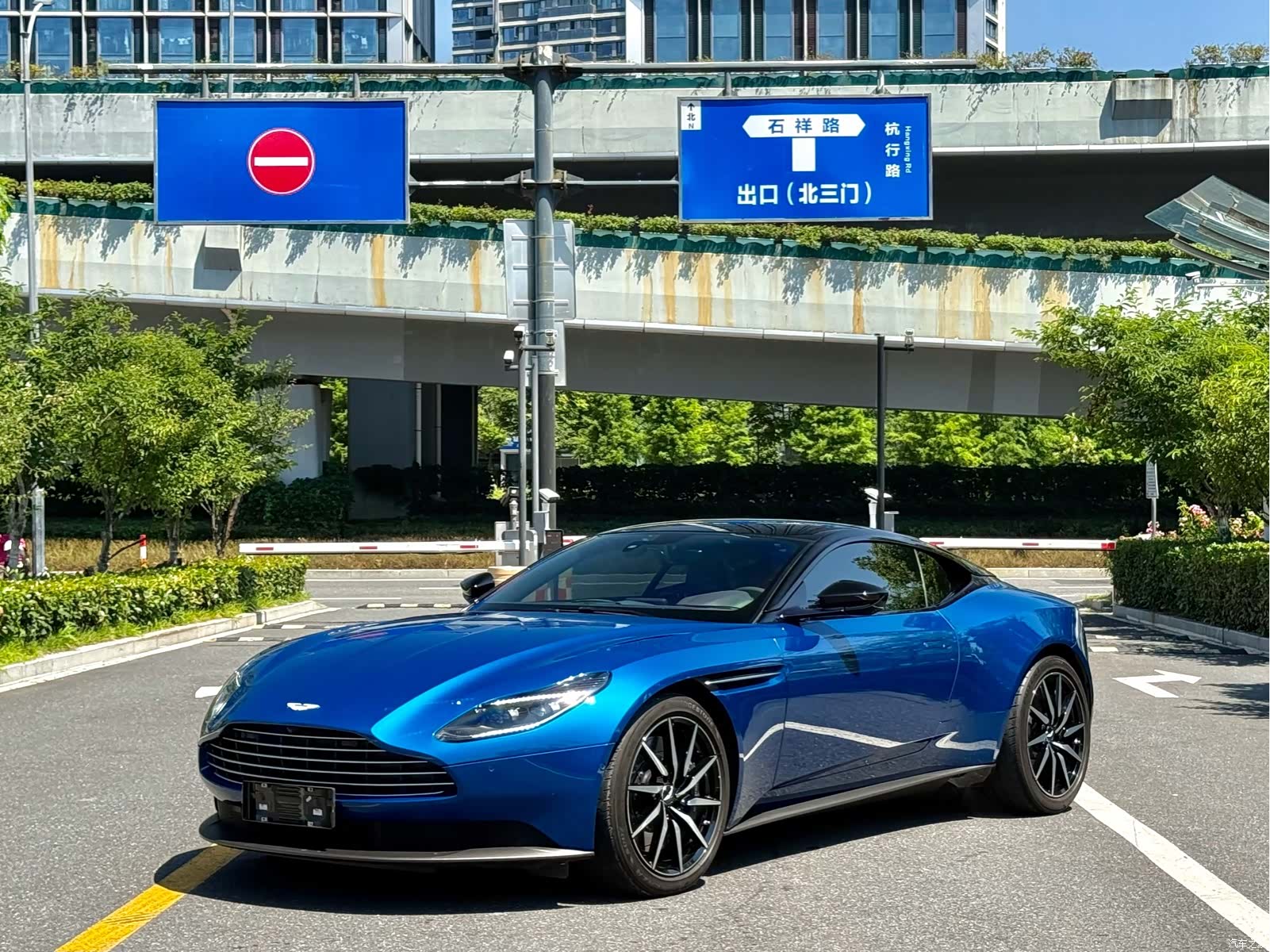 Aston Martin DB11, 2024 3