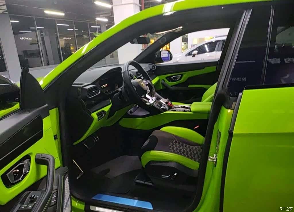 Lamborghini Urus, 2023 6