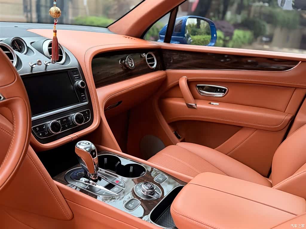Bentley Bentayga, 2017 10