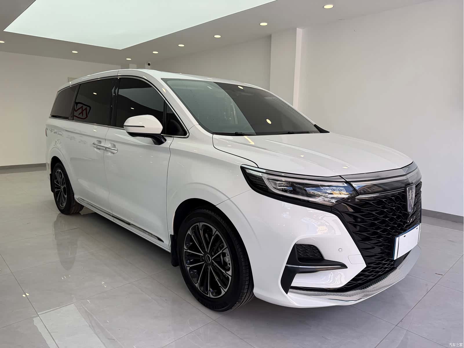 Roewe iMAX8, 2021 3