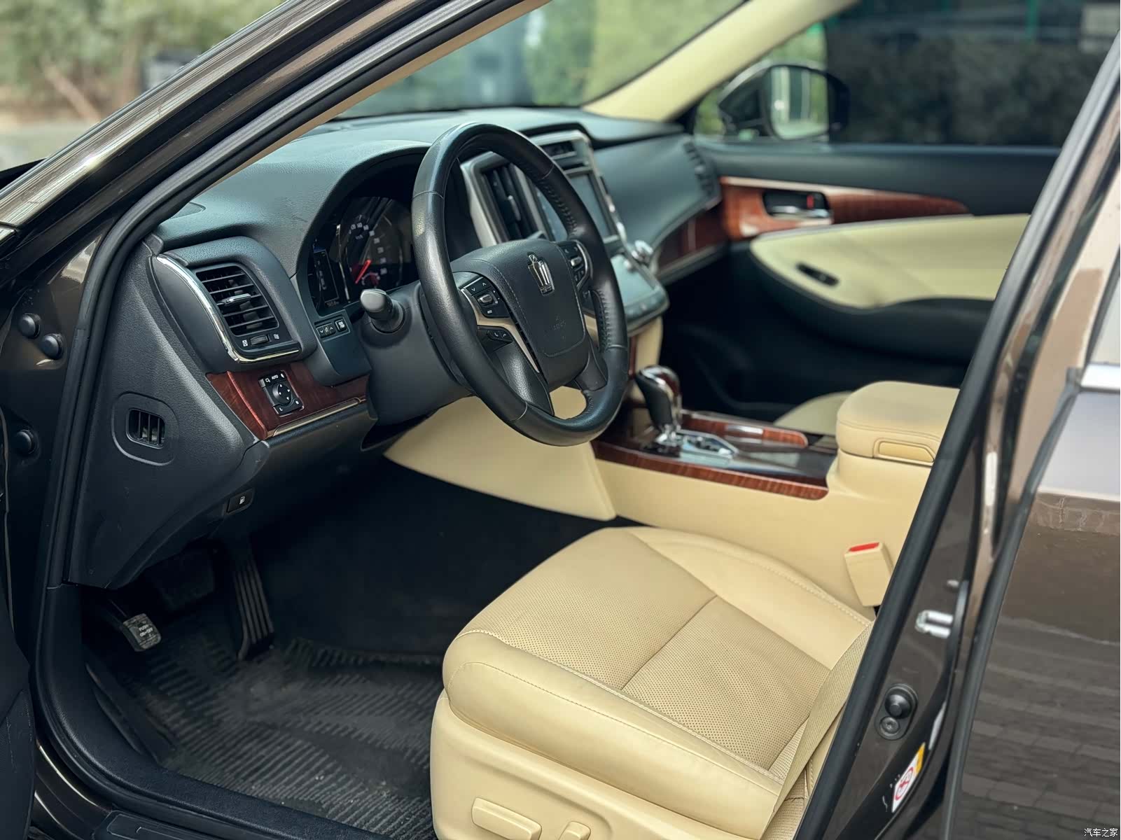 Toyota Crown, 2016 8