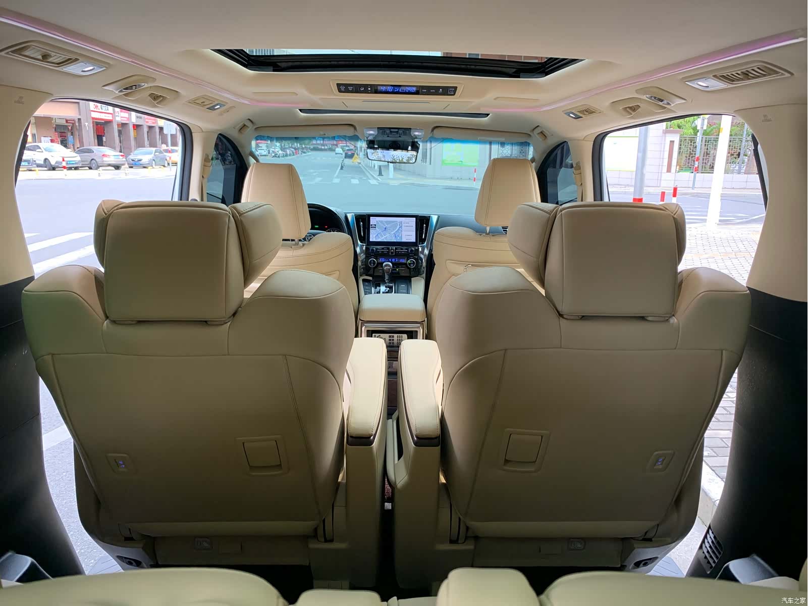 Toyota Alphard, 2022 11