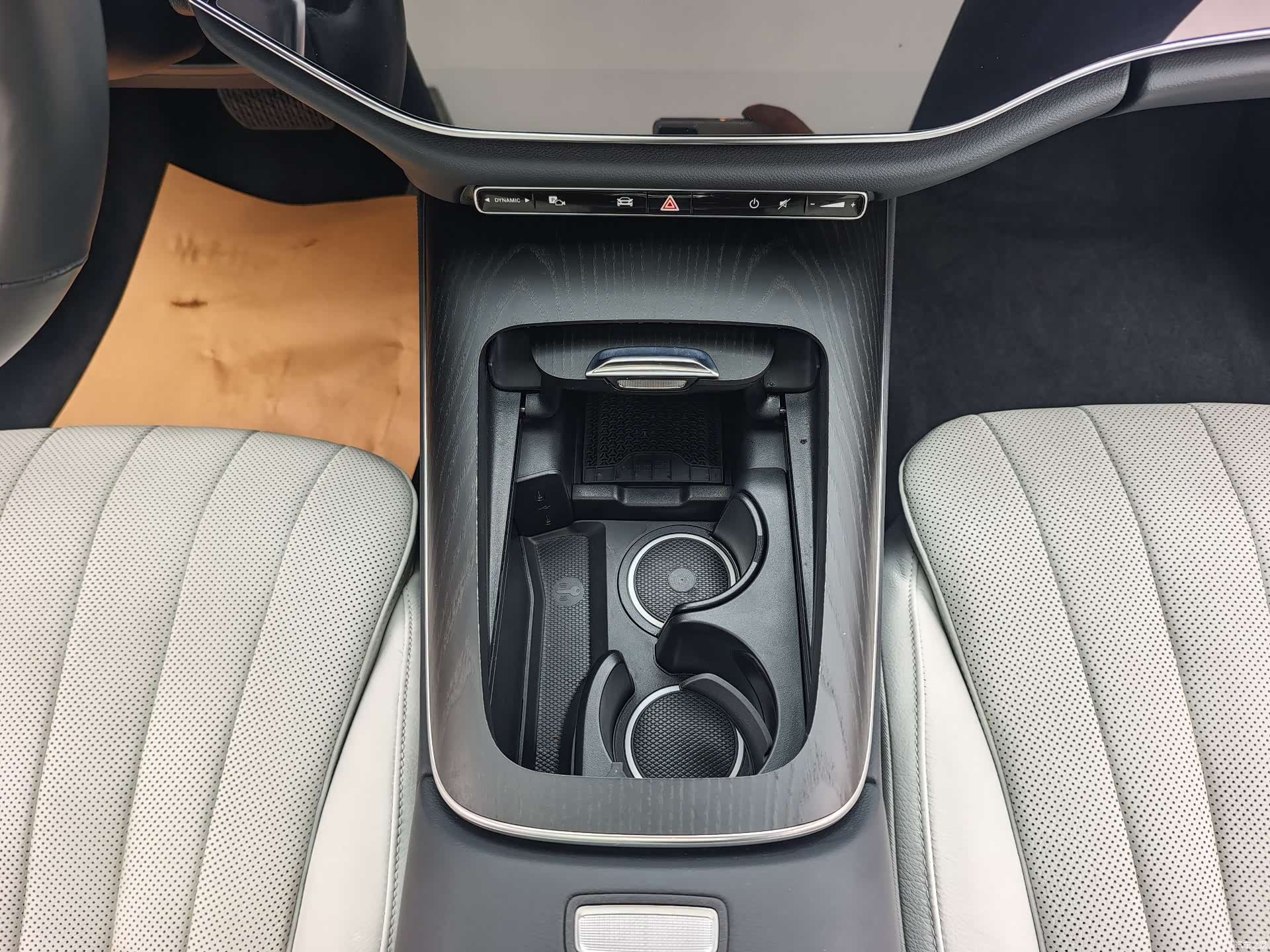 Mercedes-Benz E-Class, 2024 9