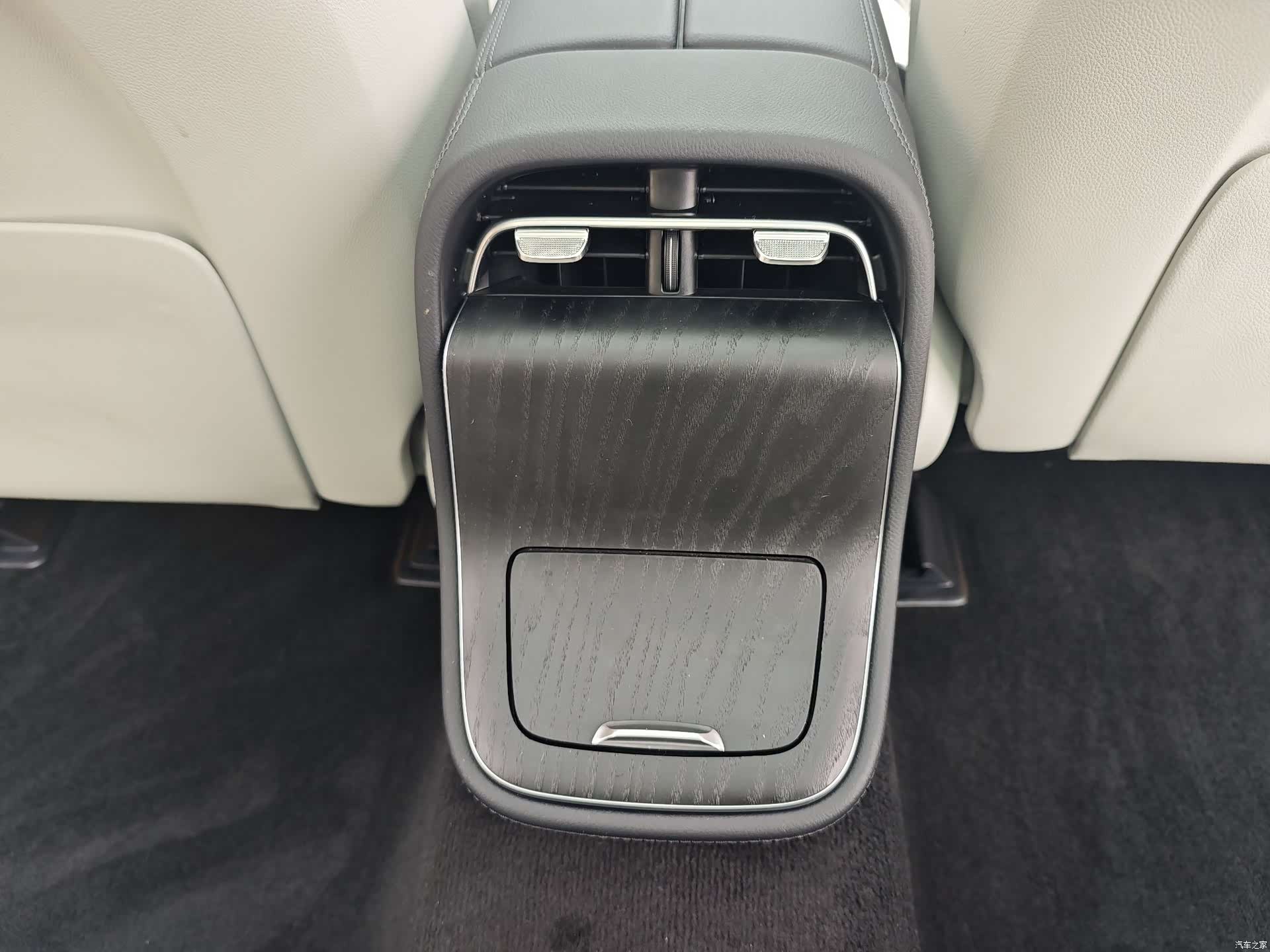 Mercedes-Benz E-Class, 2024 8