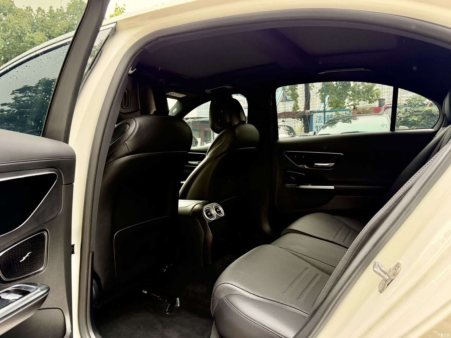 Mercedes-Benz C-Class, 2025 11
