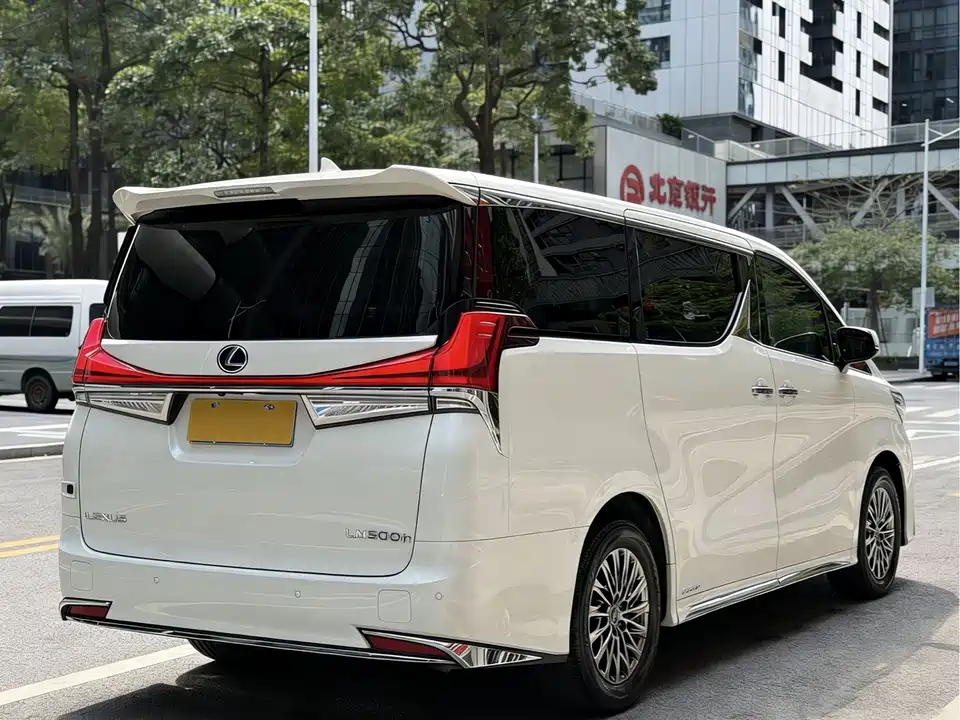 Lexus LM