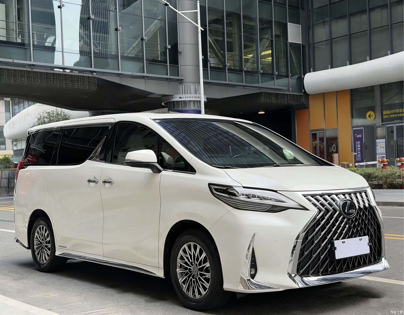 Lexus LM, 2021 3