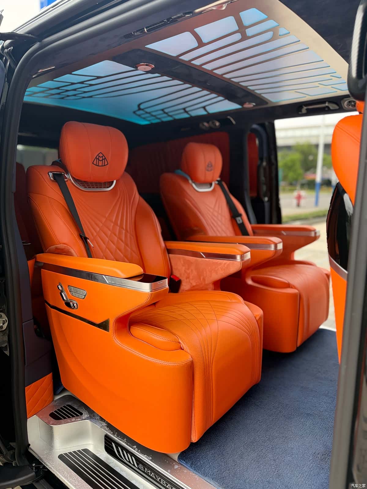 Mercedes-Benz 7, 2023 21