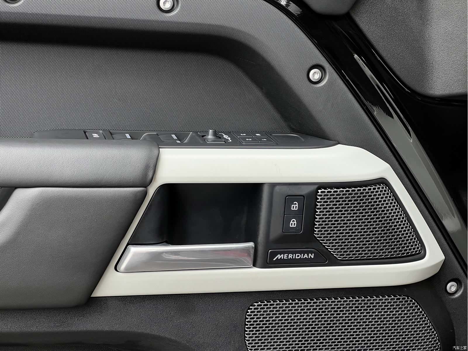 Land Rover Defender, 2024 15