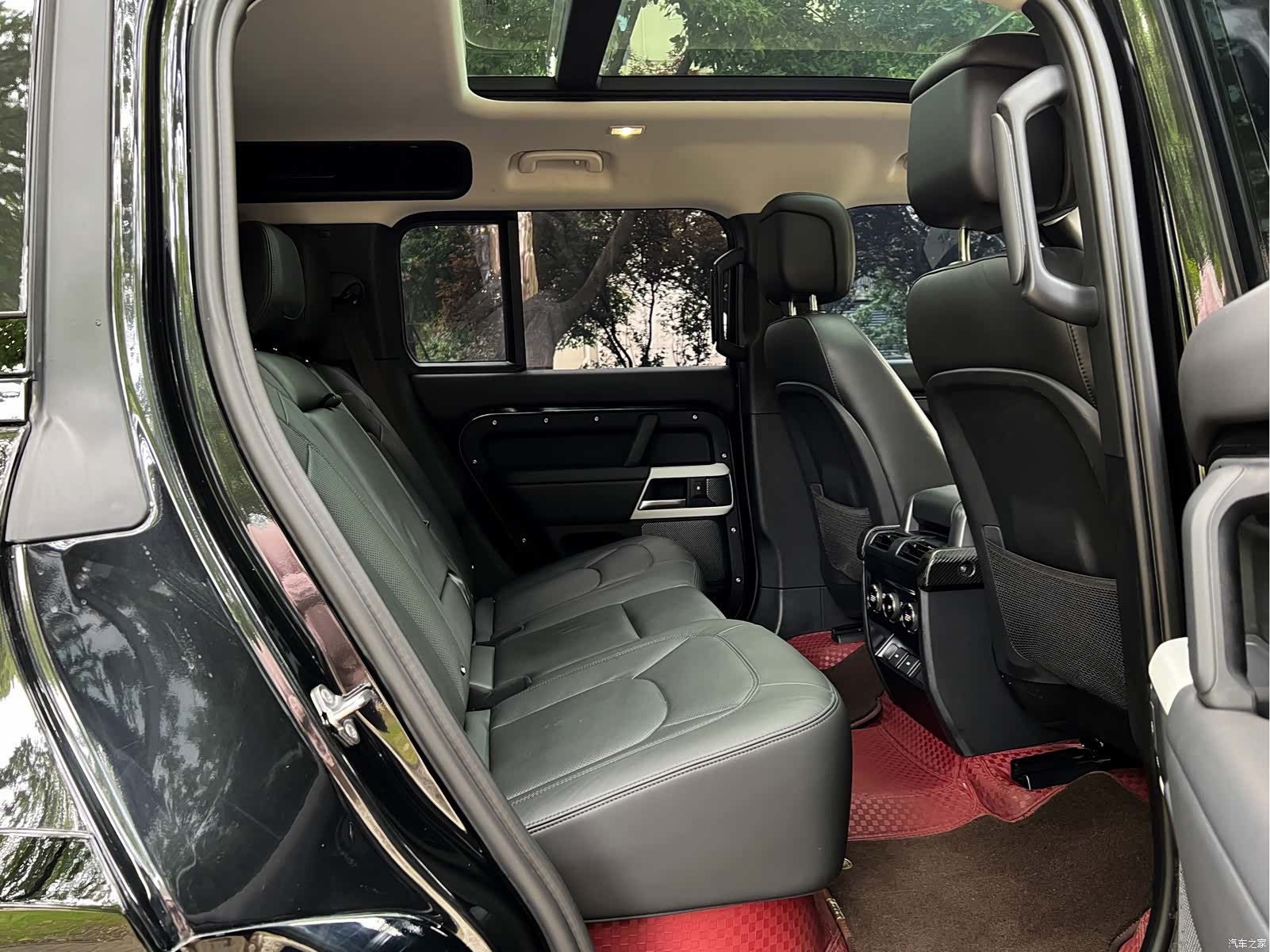 Land Rover Defender, 2024 13