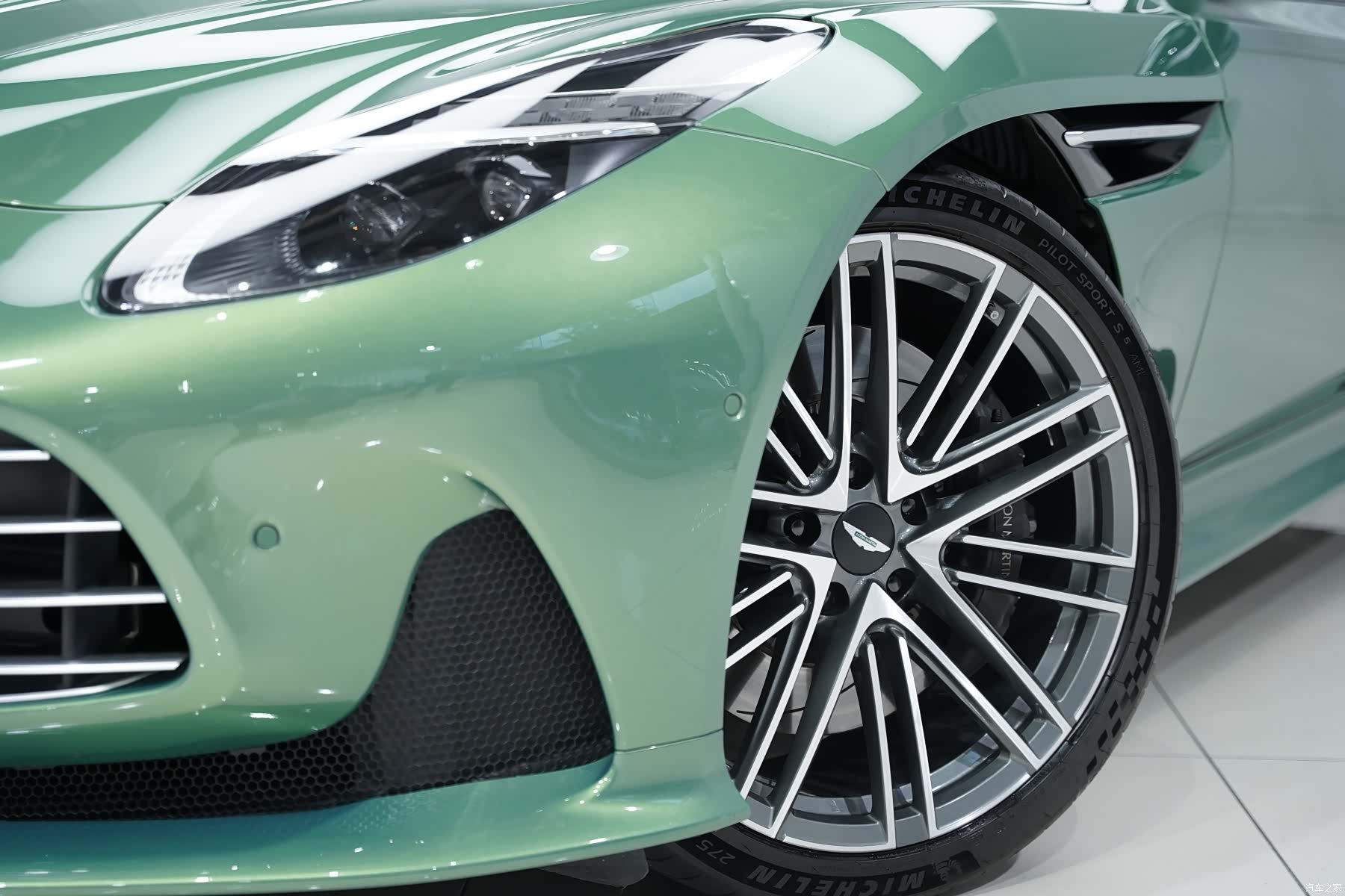 Aston Martin DB12, 2024 4