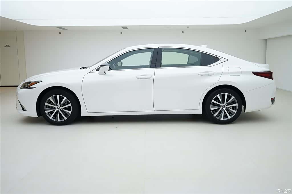 Lexus ES, 2019 3