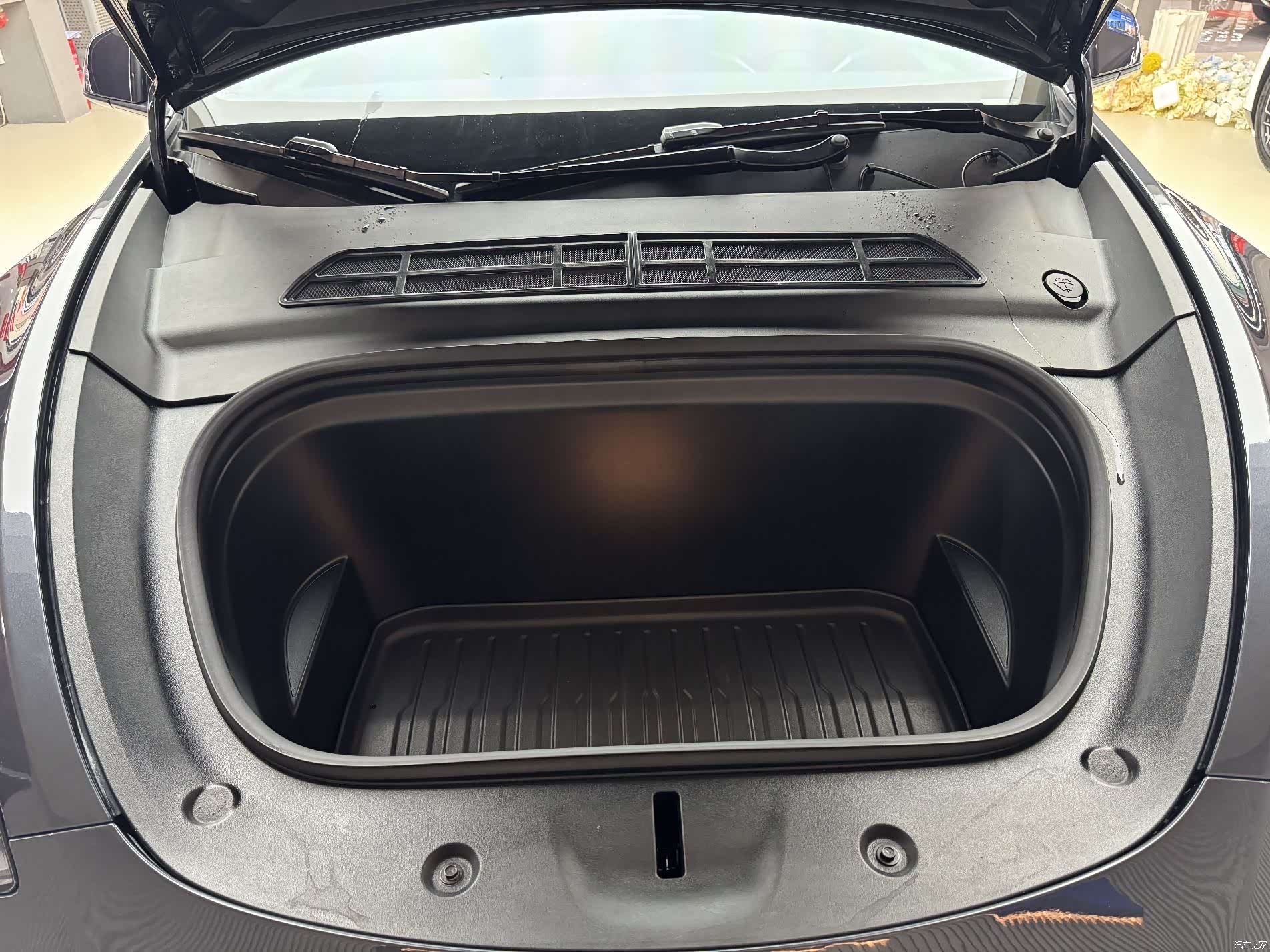 Tesla Model Y, 2024 8