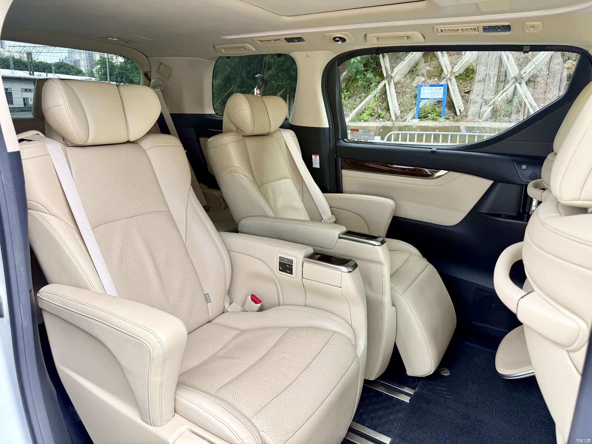 Toyota Alphard, 2019 10