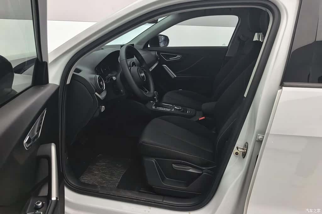 Audi Q2L, 2020 9