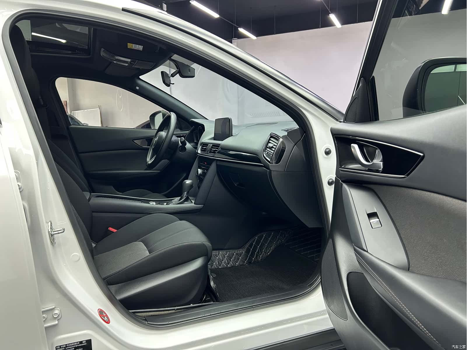 Mazda CX-4, 2023 21