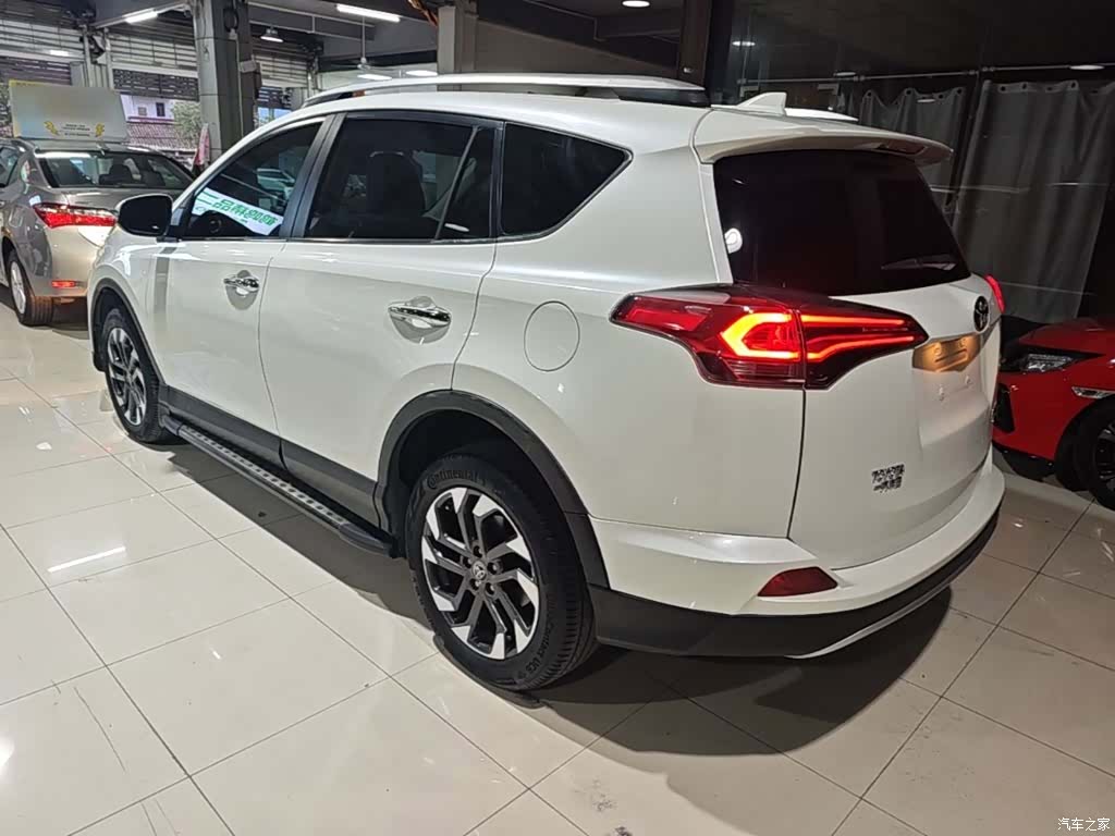 Toyota RAV4, 2017 все фото