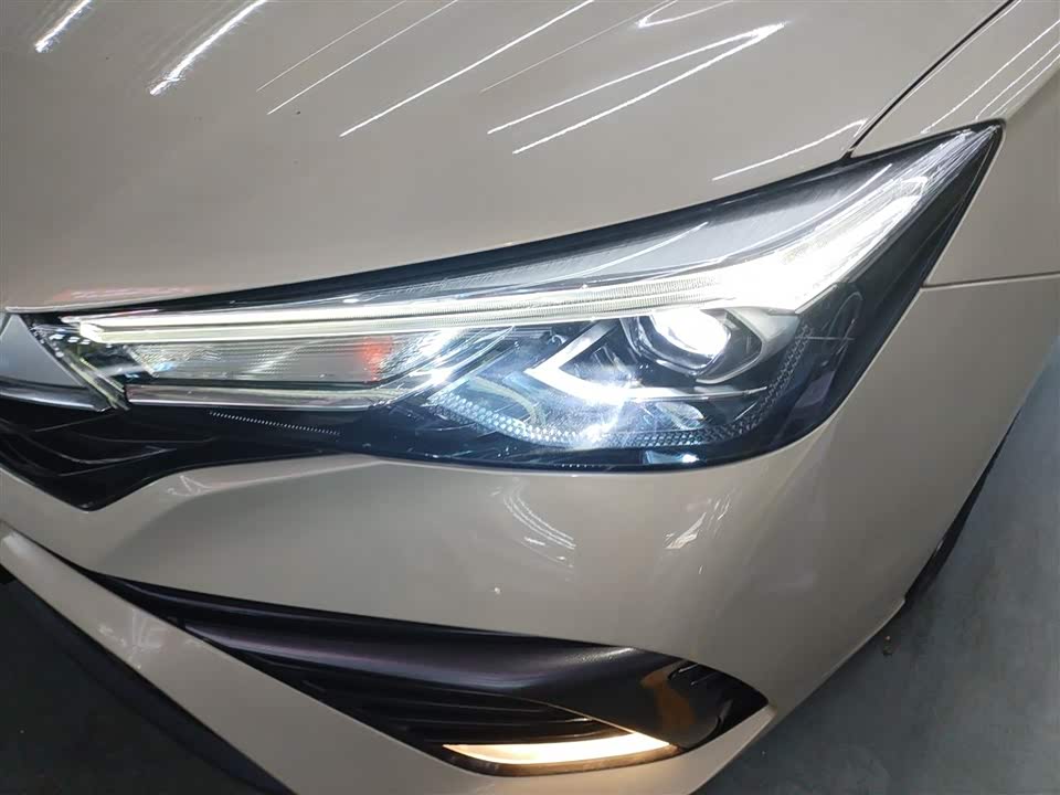 Roewe i5