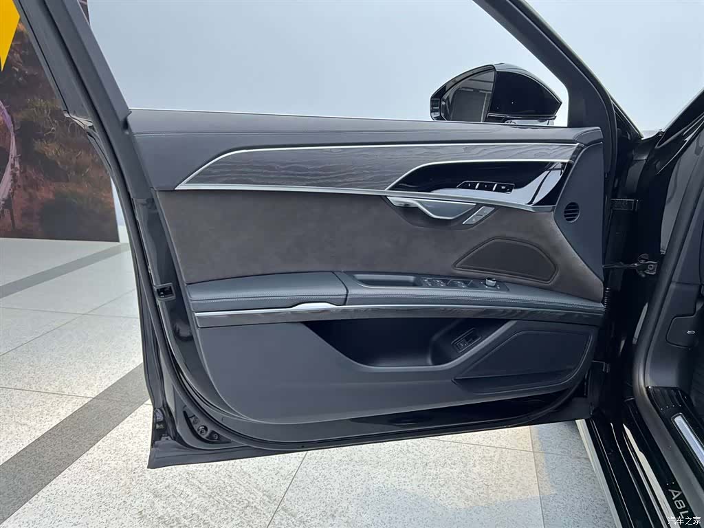 Audi A8L, 2023 25