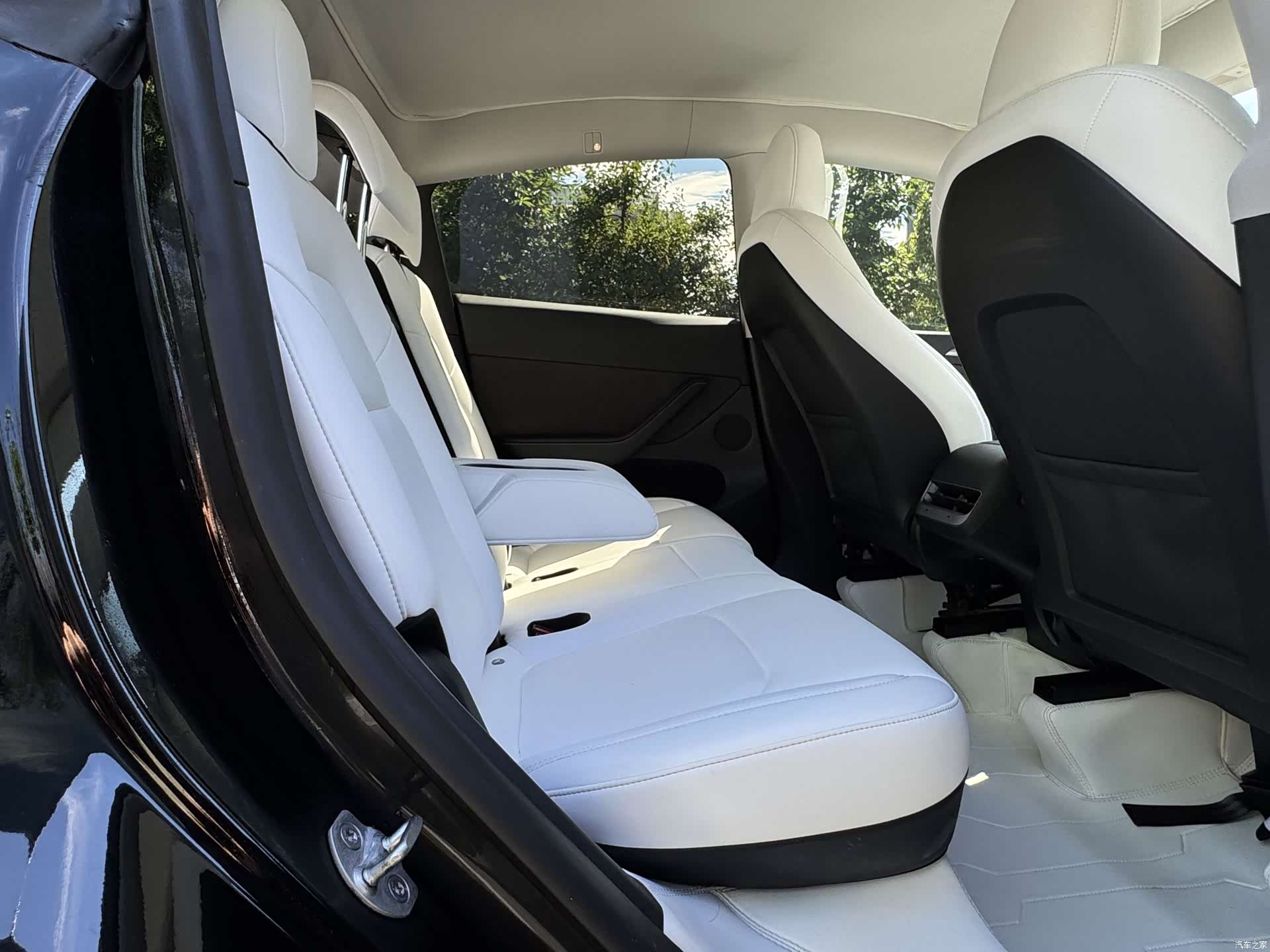 Tesla Model Y, 2024 17