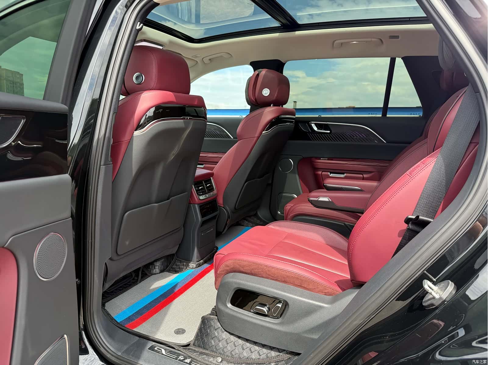 Hongqi E-HS9, 2023 12
