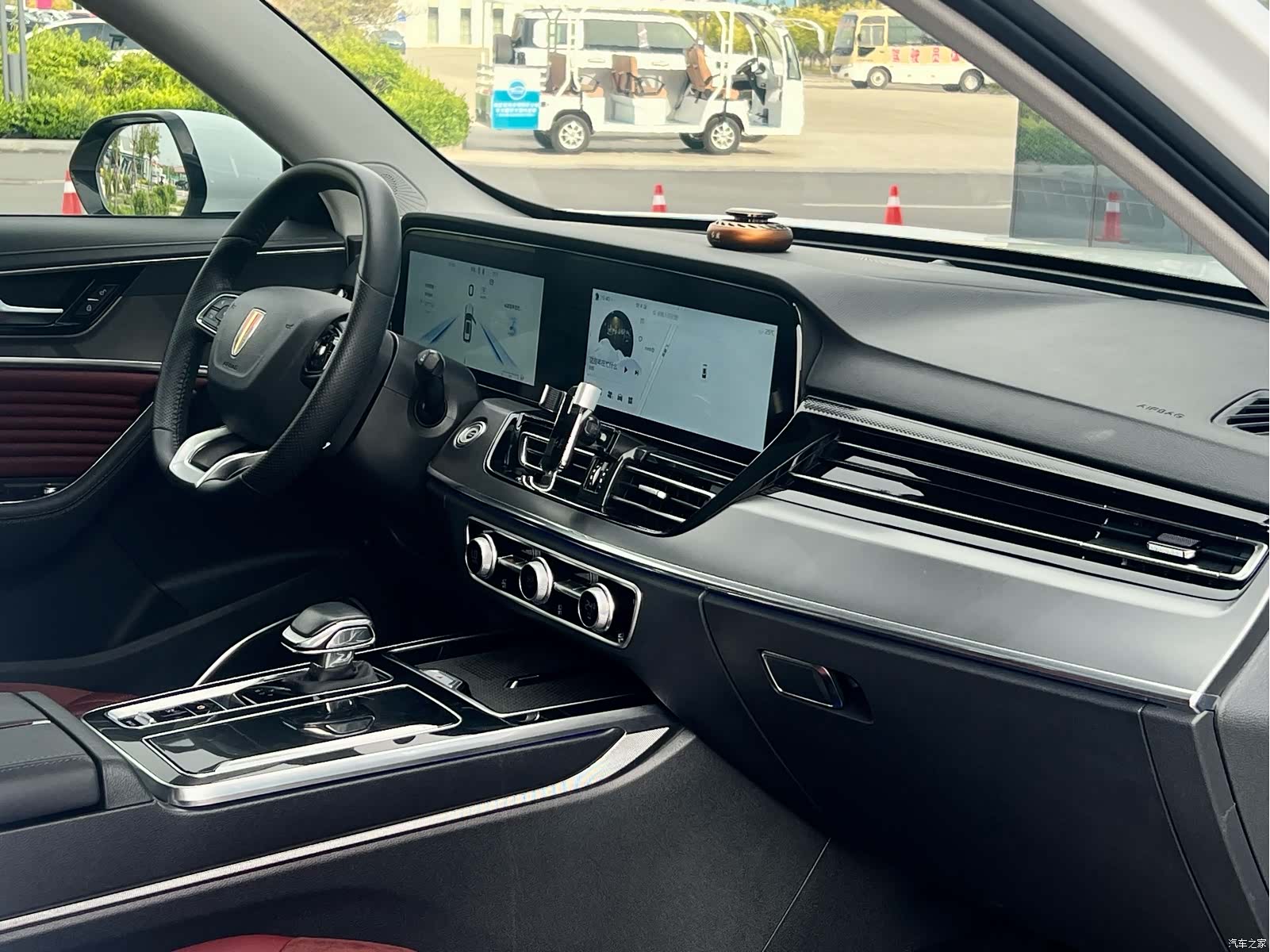Hongqi HS5, 2024 10