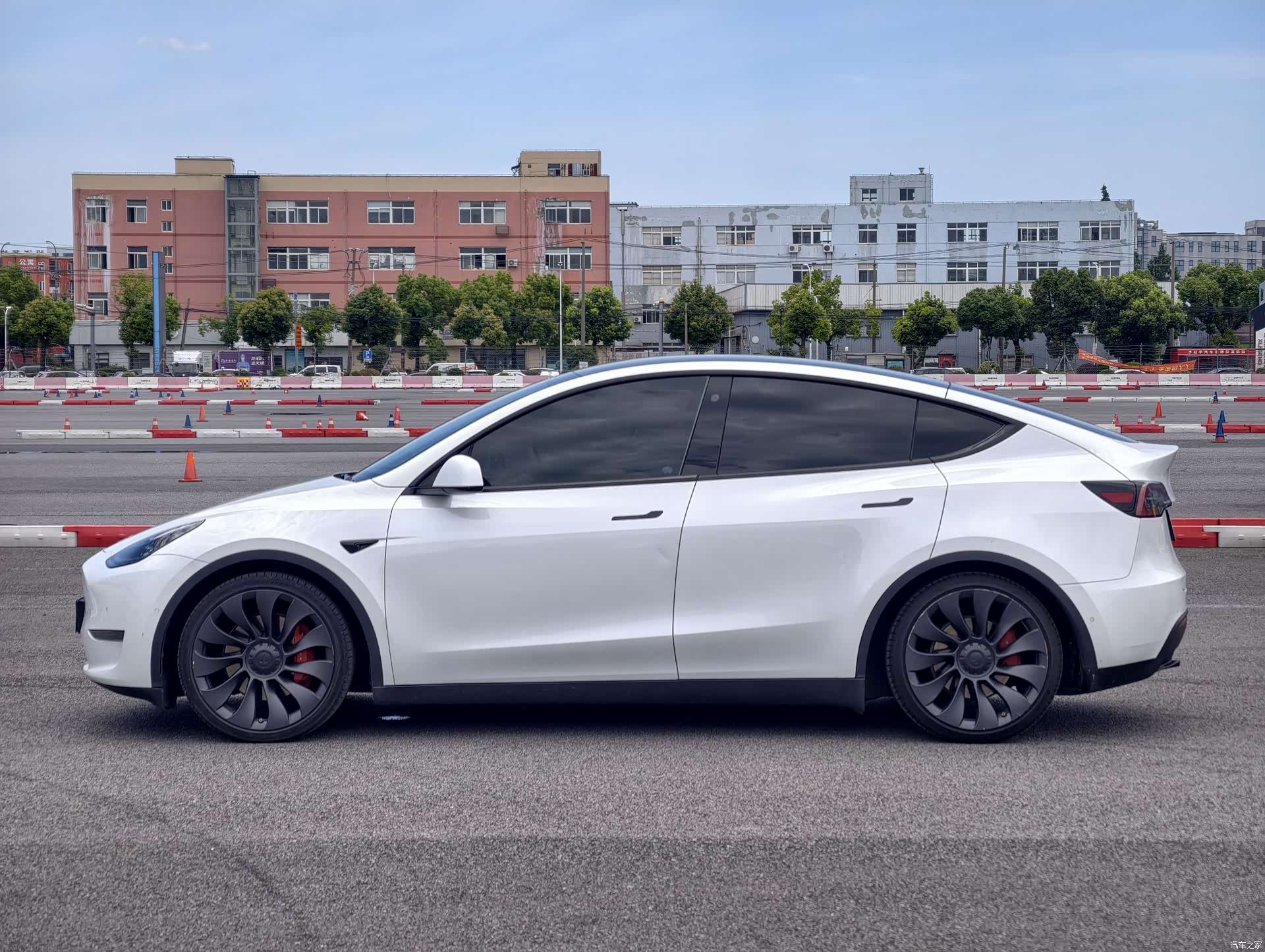 Tesla Model Y, 2023 14